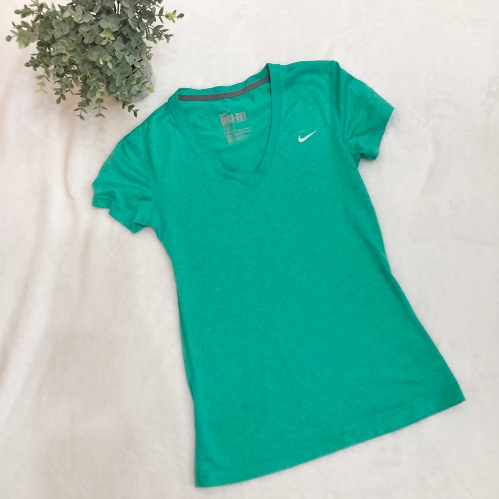 2 Nike XS workout tops - Picture 2 of 5